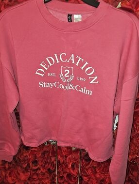 Divided Women's Pink Crop Crewneck Sweatshirt with White Graphic Size Medium